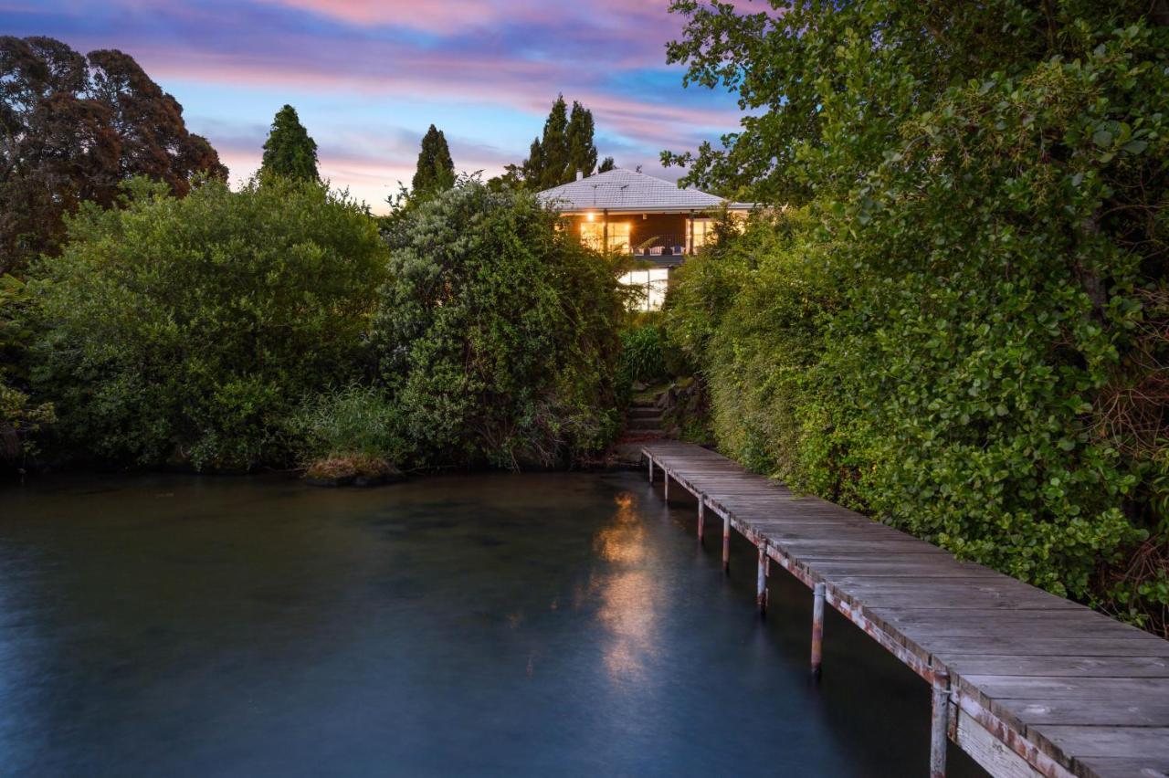 Black Swan Lakeside Boutique Hotel Роторуа Екстер'єр фото