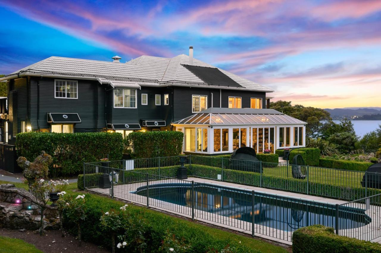 Black Swan Lakeside Boutique Hotel Роторуа Екстер'єр фото