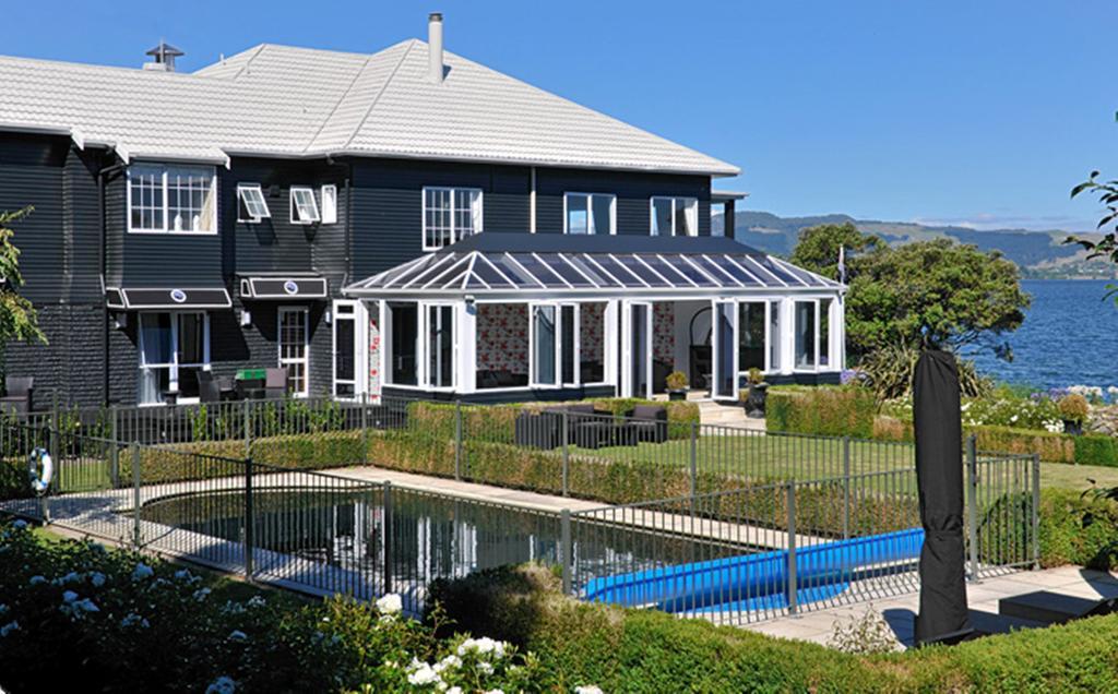 Black Swan Lakeside Boutique Hotel Роторуа Екстер'єр фото