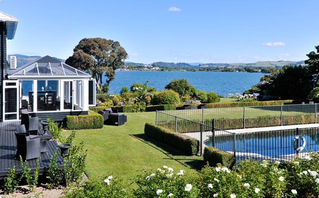 Black Swan Lakeside Boutique Hotel Роторуа Екстер'єр фото